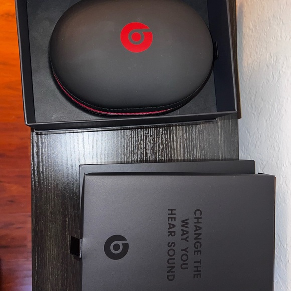 Beats by Dre Studio3 Over-Ear Headphones - Black - Picture 4 of 7
